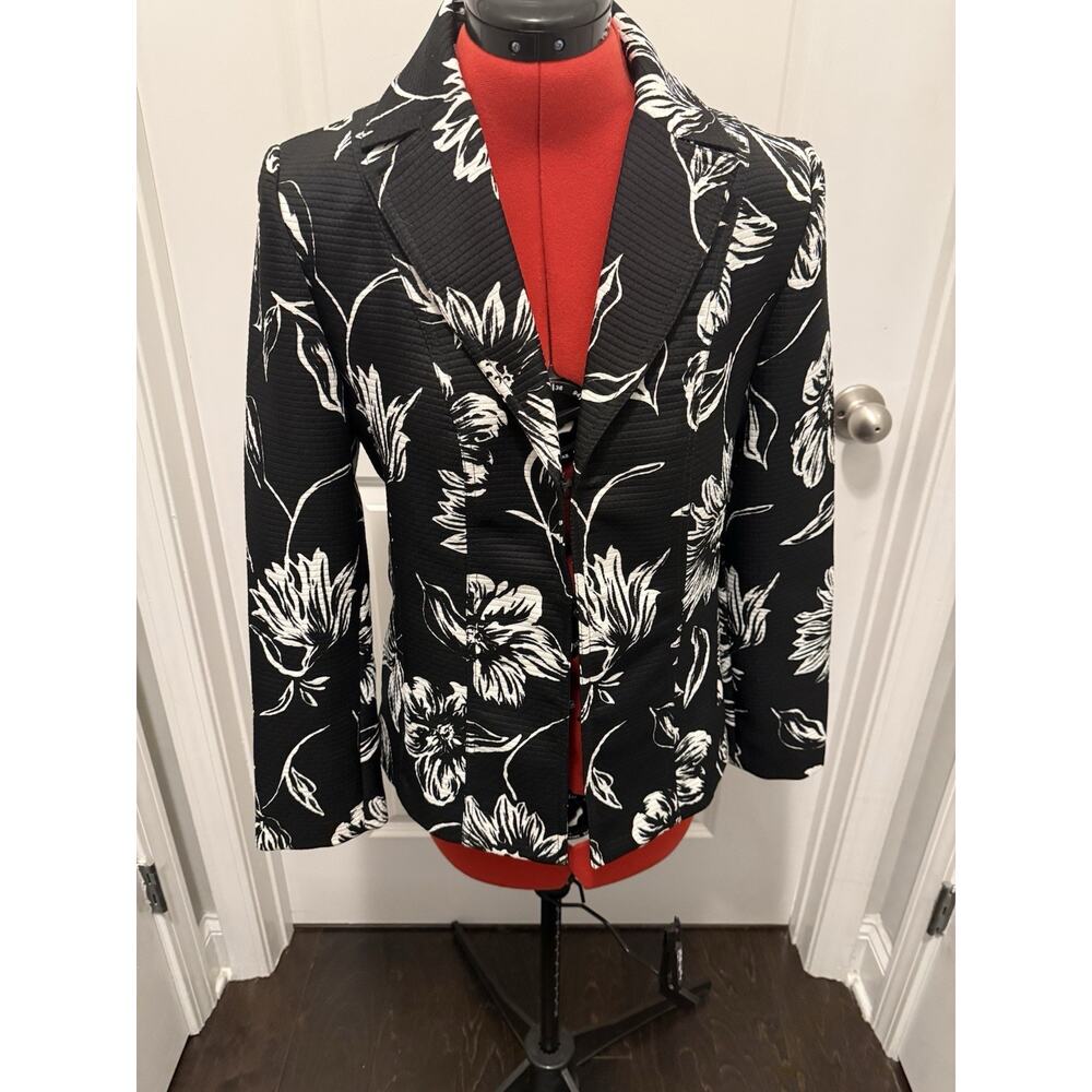 Chico’s Women’s Blazer Size 0 Black White Floral Textured Jacket